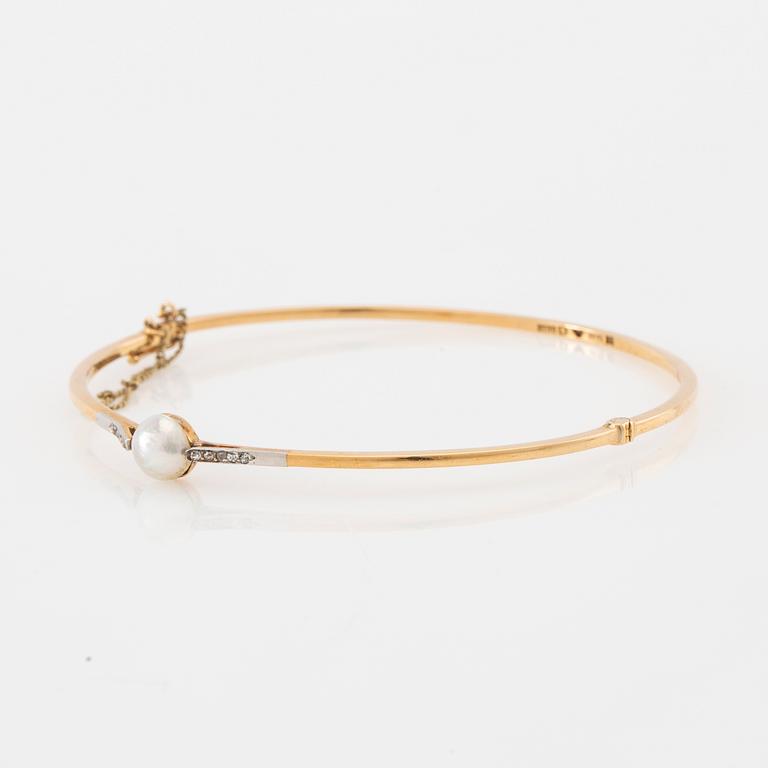 A G Dufva, Art Deco bracelet in 18K gold with a button pearl and rose cut diamonds, Stockholm 1923.