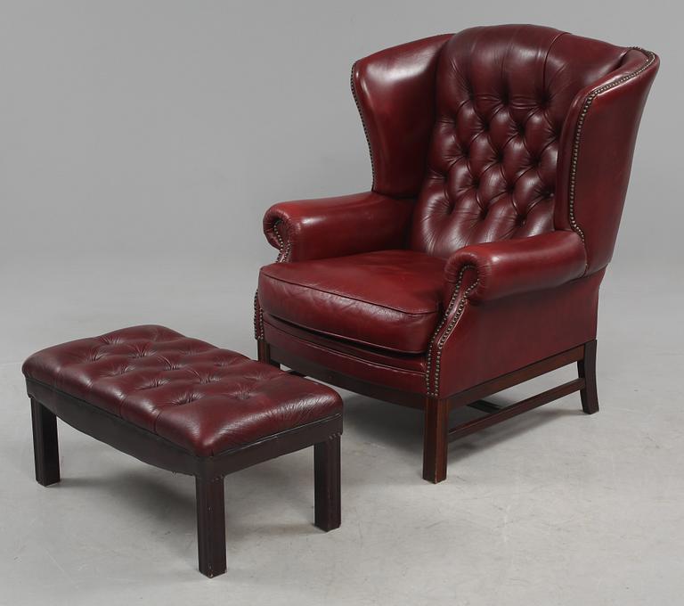 FÅTÖLJER SAMT FOTPALLAR, ett par, Chesterfield-typ, 1900-talets fjärde kvartal.