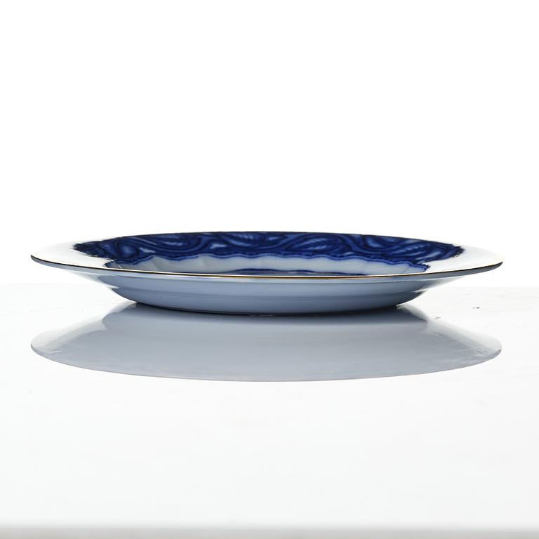 Wilhelm Kåge, mattallrikar samt fat, 16 delar, flintgods och porslin, "Fågel Blå", Gustavsberg, i produktion 1932-33.
