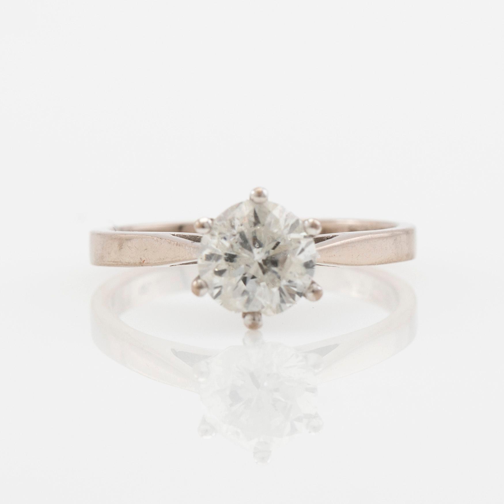 Ring, 18K vitguld med briljantslipad diamant.