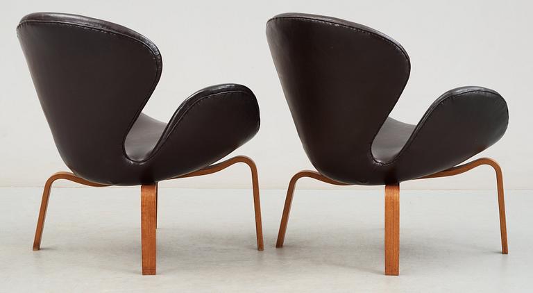 A pair of Arne Jacobsen brown artificial leather 'Swan' easy chairs, Fritz Hansen 1966.