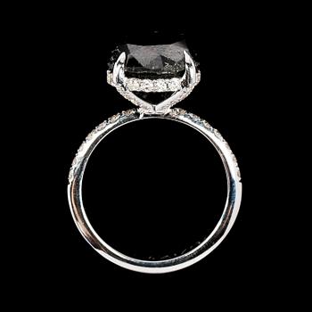 RING, svart briljantslipad diamant, 6.40 ct samt små vita briljantslipade diamanter, tot. 0.40 ct.