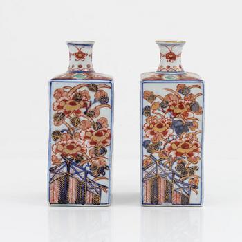 A pair of Imari vases, Japan, Edo (1603-1868).