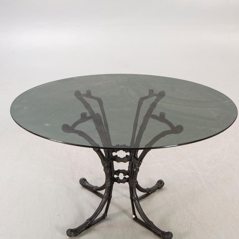 A three pcs garden suit, table late 20th century.