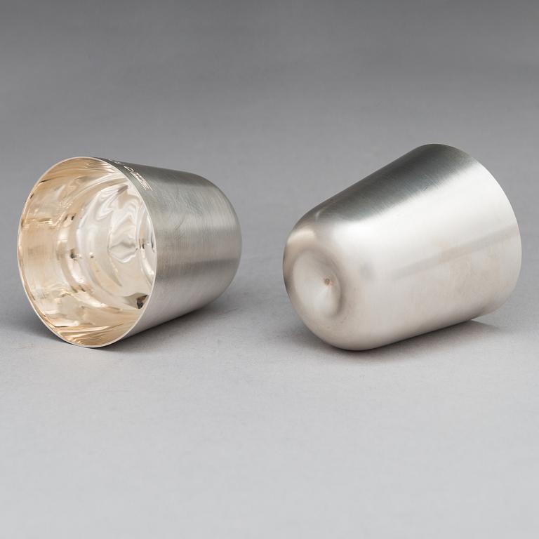 Pekka Piekäinen, A silver punch bowl with ladle and six beakers, marked PP, Auran Kultaseppä, Turku 1975-76.