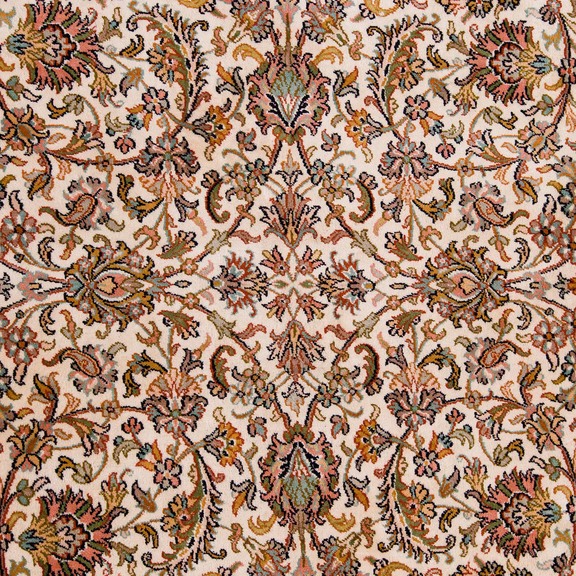 Matta, Kashmir, silkkiä, noin 312 x 425 cm.