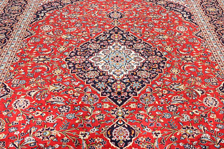 A Kashan carpet, c. 401 x 292 cm.