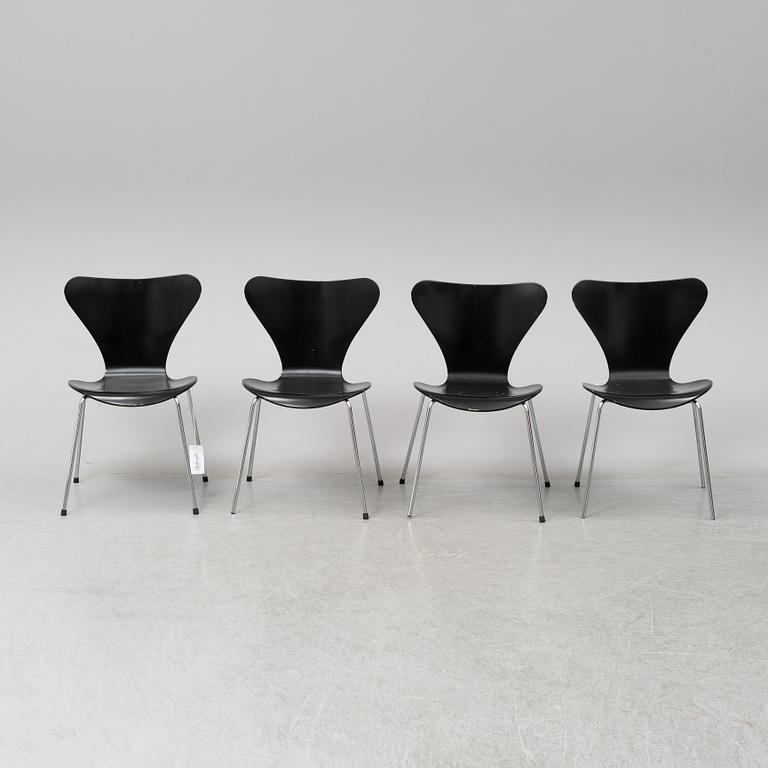 Four 'serie 7 chairs' by Arne Jacobsen for Fritz Hansen.