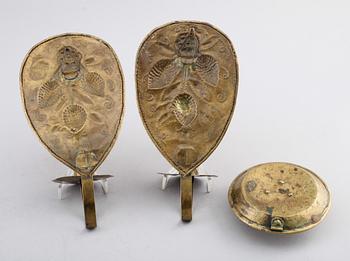 LJUSPLÅTAR SAMT NATTLJUSSTAKE, mässing, bl a 1700-tal.