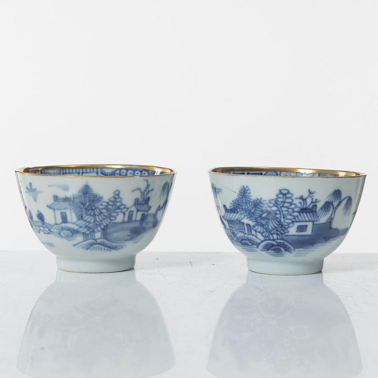 A set of fourteen Chinese porcelain pieces, Qing dynasty, 18th-19th Century.