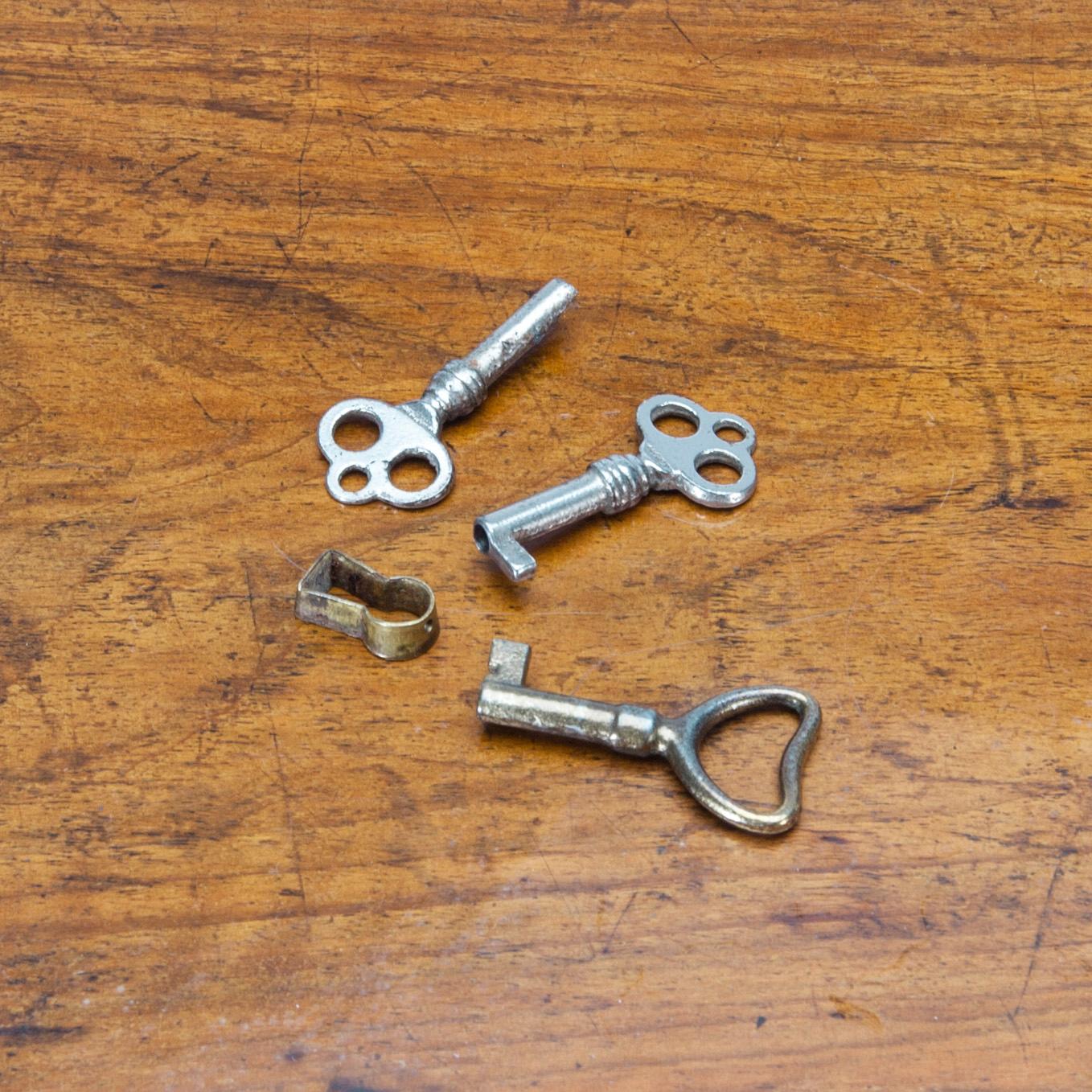 BYRÅ, biedermeier, valnötsfanerad, 1800-talets mitt.