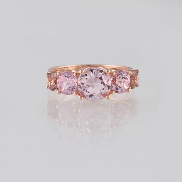 RING, 18K guld med 3 fasettslipade kunziter ca 3.2 ct samt 2 turmaliner ca 0.55 ct. Vikt 4,0 gram.
