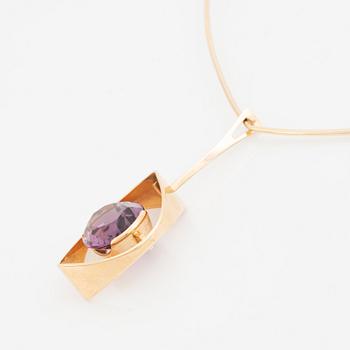 Elis Kauppi, A 14K gold necklace with an amethyst. kupittaan kulta, Turku 1962.