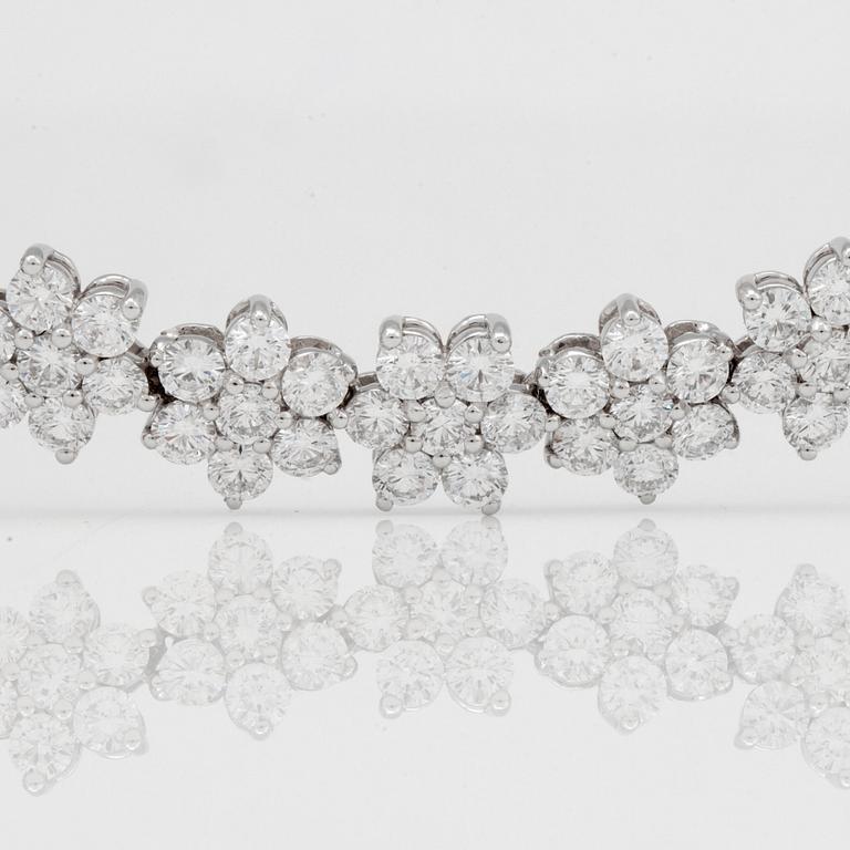 COLLIER med briljantslipade diamanter, totalt 29.90ct. Kvalitet G/VS-SI.