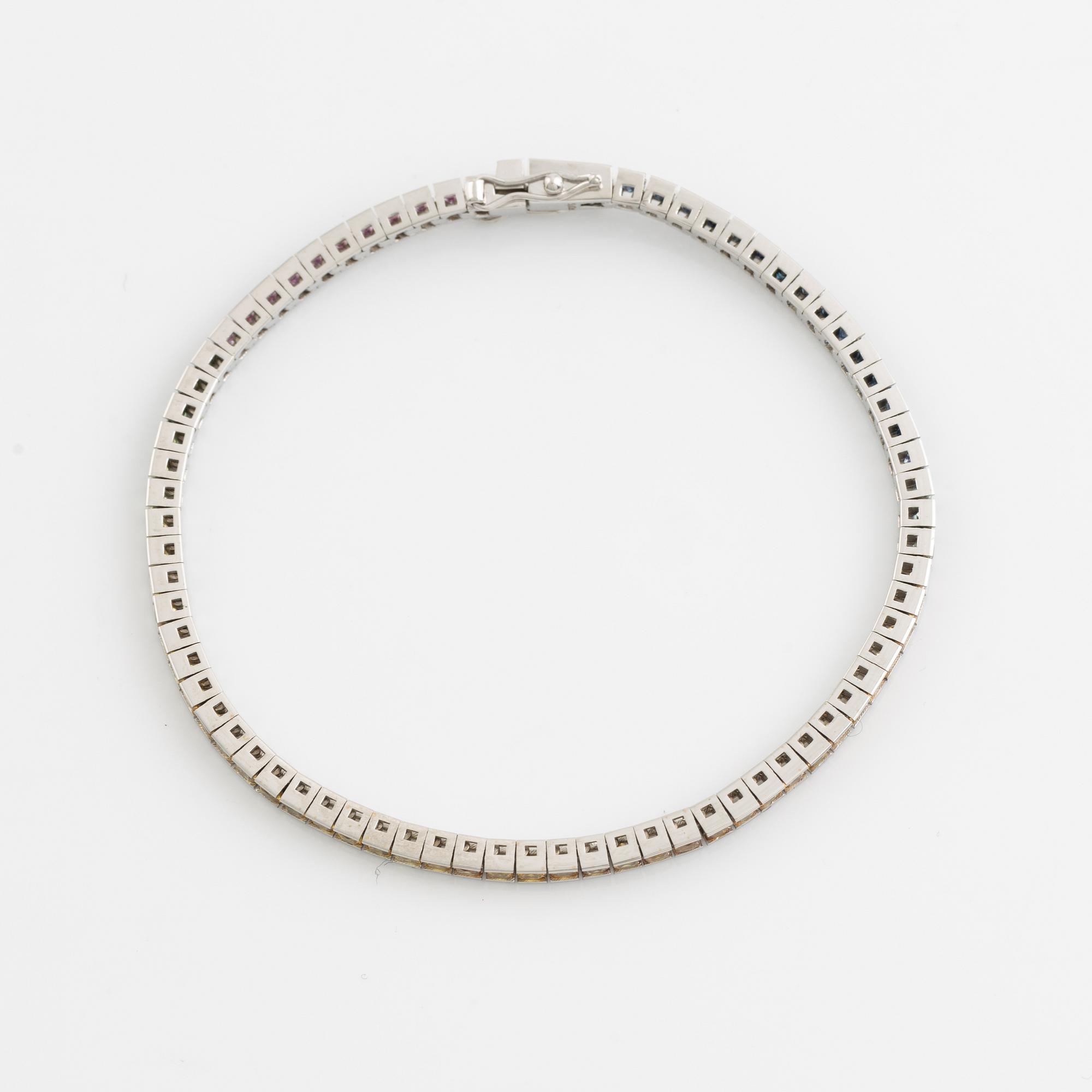 Armband med multifärgade safirer.