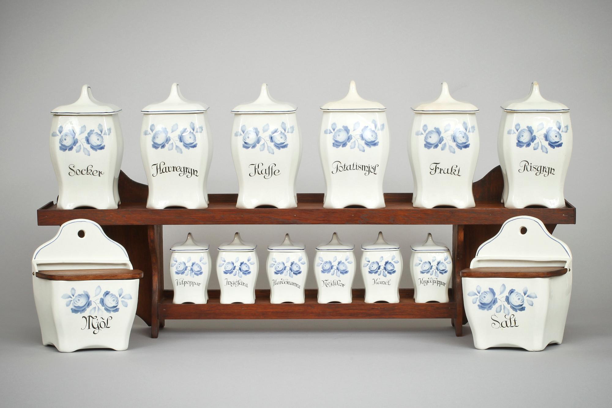 KRYDDHYLLA MED 14 kryddburkar, flintgods. Gefle, 1900-talets första hälft.