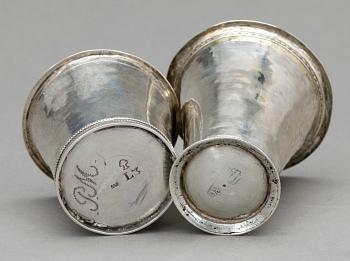 BÄGARE, 2 st, silver. Bl a Arvid Vernström, Eksjö 1817. Tot ca 49 g.