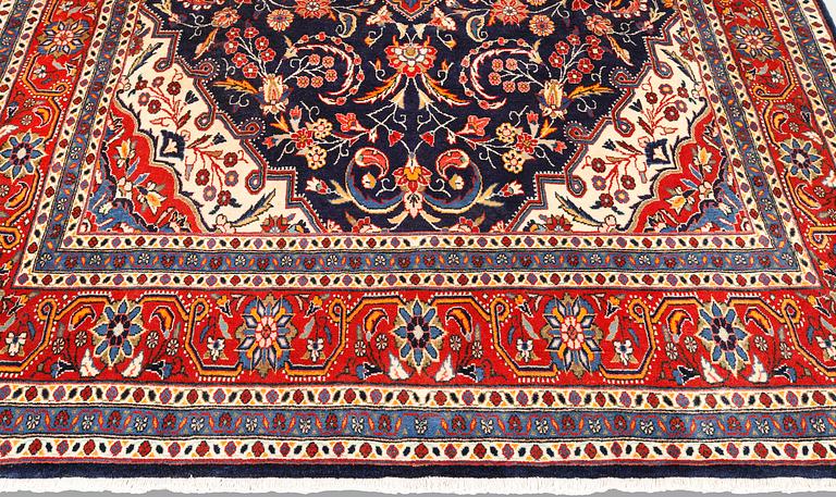 A Hamadan carpet, ca 330 x 220 cm.