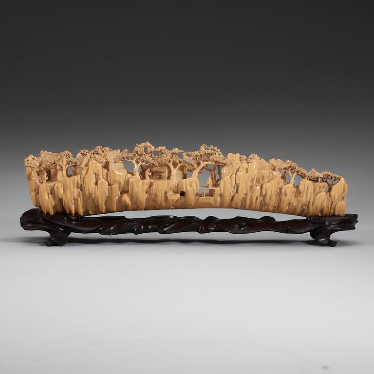 A large Ivory carving, late Qing dynasty.