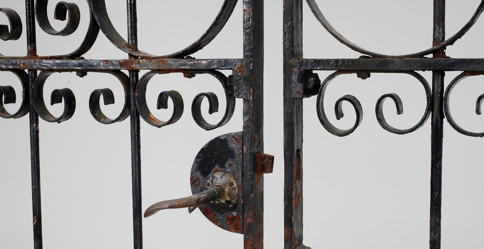 GRINDAR, ett par, smidesjärn, 1920/30-tal.