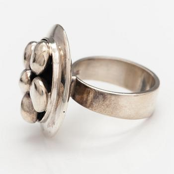 Saara Hopea, A silver ring. Ossian Hopea, Porvoo 1962.