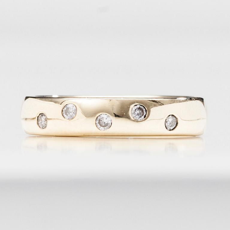 RING, 14K guld, 5 små diamanter, finska kontrollstämplar. Vikt 3,4 g.