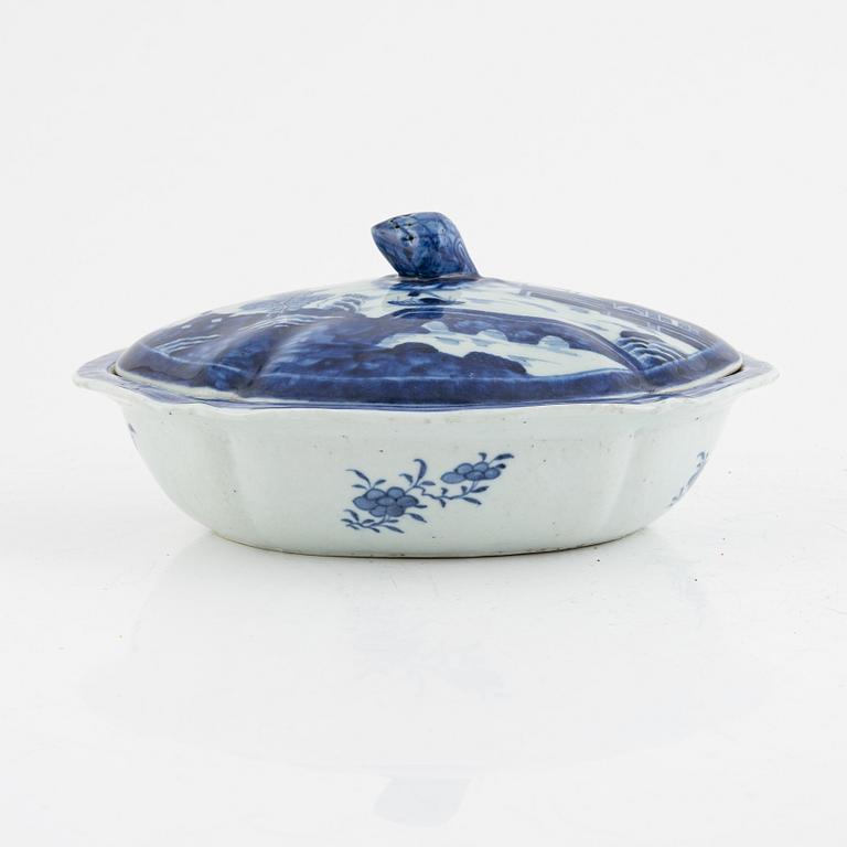 A Chinese Blue and White Tureen with Lid, Qing Dynasty, Jiaqing (1796-1820).