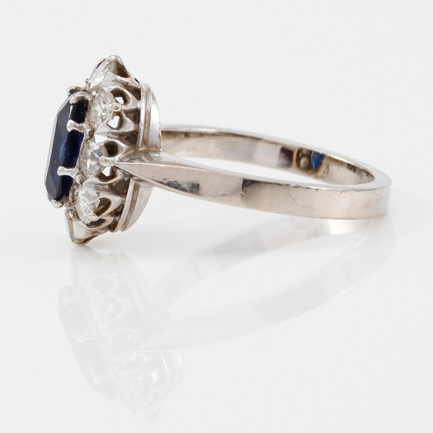 RING, 18 k vitguld, Teboon, Nyköping 1976, briljantslipade diamanter och safir. Vikt 4,1 g.