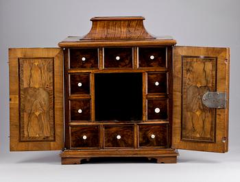 KABINETTSKÅP. Barock, Nordeuropa, 1700-talets första hälft.