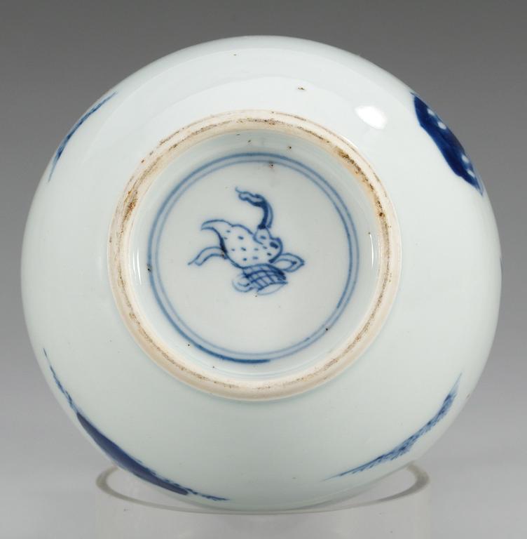 A blue and white vase, Qing dynasty, Kangxi (1662-1722).