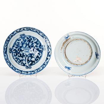 A set of five blue and white plates, Ming dynasty, Wanli (1572-1620).