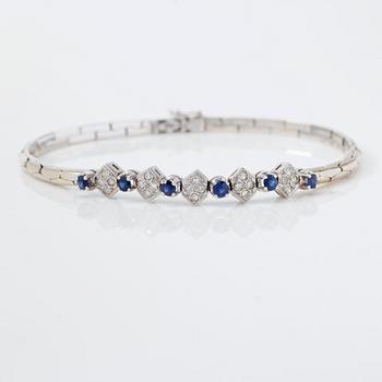 ARMBAND, 18K vitguld, diamanter och safirer.