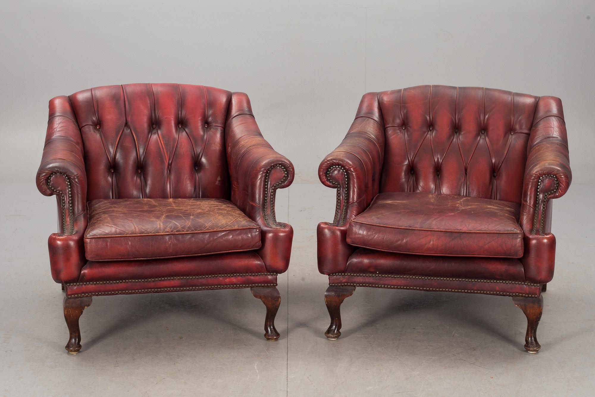 FÅTÖLJER, ett par. Chesterfield, 1900-tal.