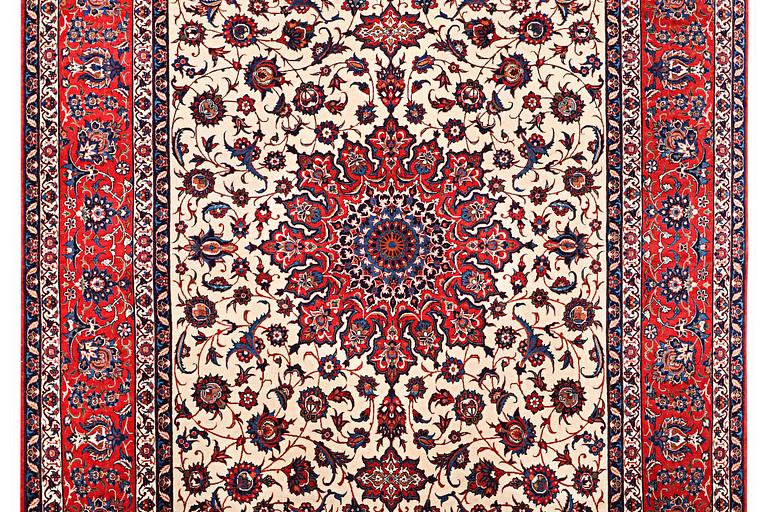 An Esfahan carpet, c. 320 x 208 cm.