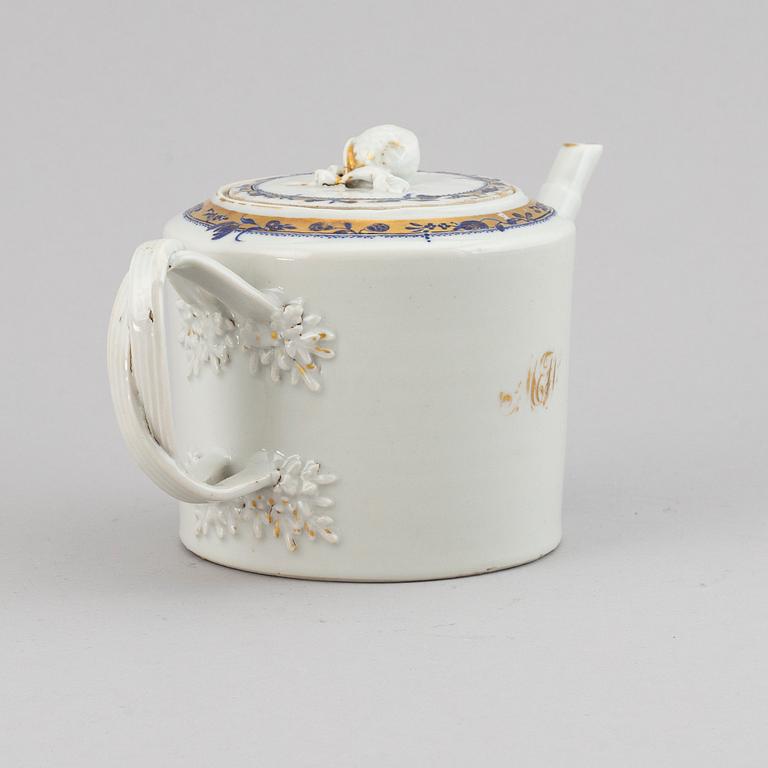 A blue and white teapot with cover, Qing dynasty, Jiaqing (1796-1822).