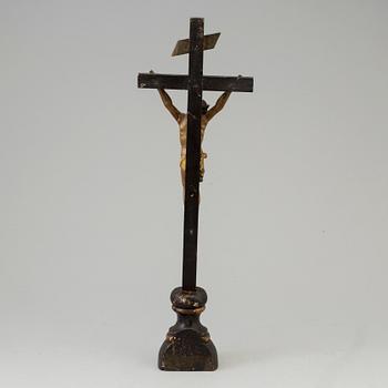 A 17TH/18TH CENTURY WOODEN CRUCIFIX.