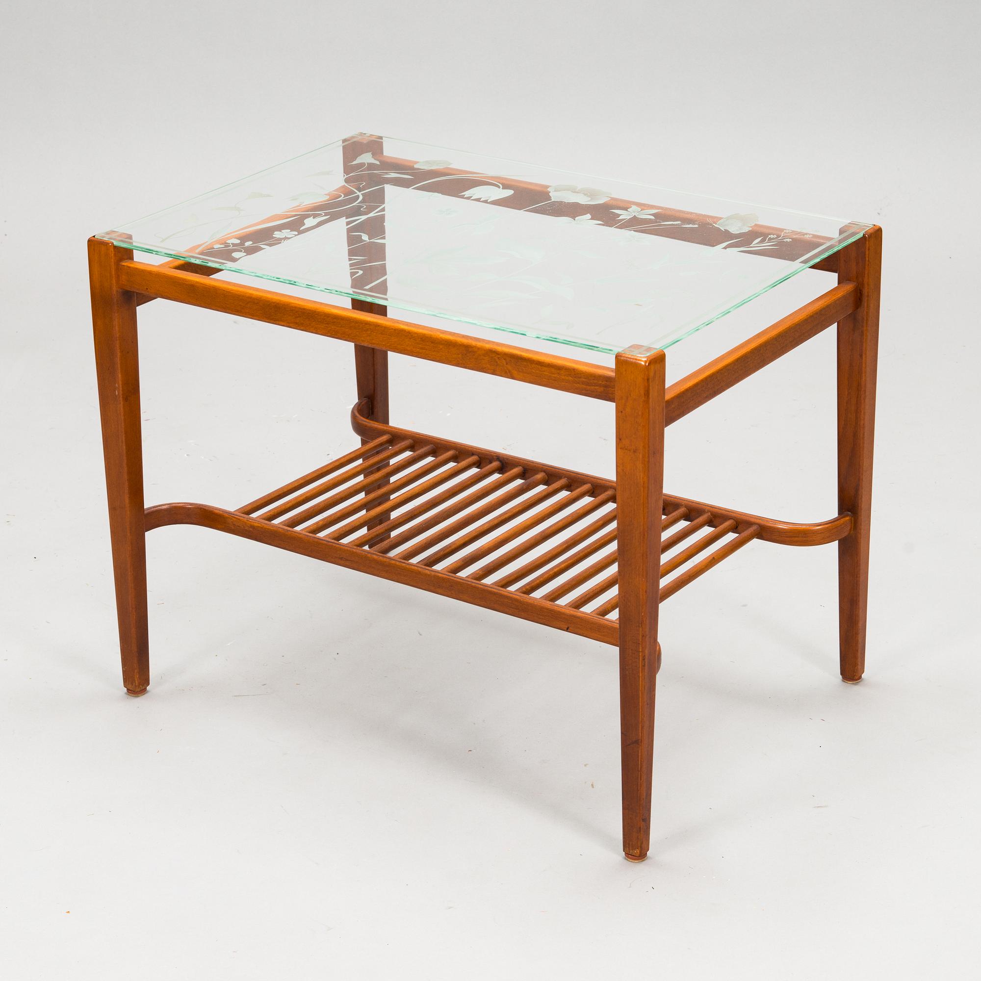 A mid-20th century coffee table / side table.