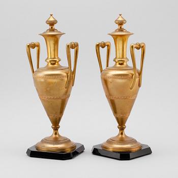 URNOR, 1 par, mässing, empirestil, 1900-talets första hälft.