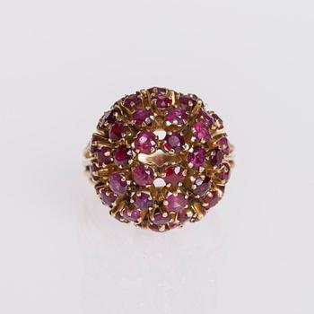 RING, ljusröda safirer, 18K guld.