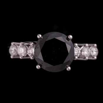 RING, 18K vitguld, svart färgad diamant, 3,09 ct, sidodiamanter tot. 0,32 ct. Vikt 5,6 g. Intyg 336.