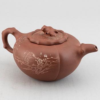 A Chinese yixing teapot with cover, 20th century.