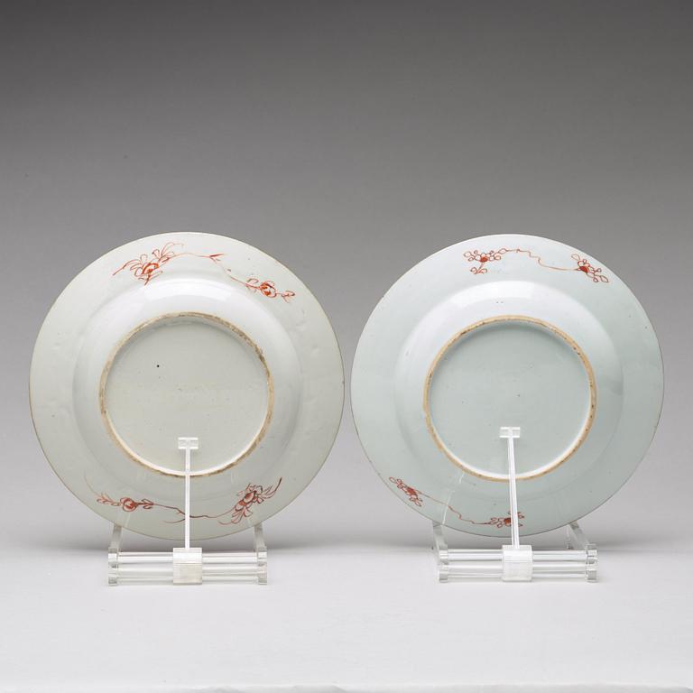 TALLRIKAR, ett par, kompaniporslin. Qingdynastin, Yongzheng (1723-35).