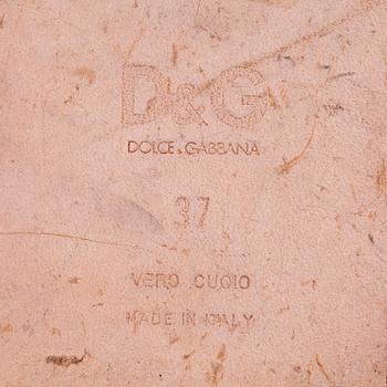 DOLCE&GABBANA, a pair of gold colored leather sandals. Size 37.