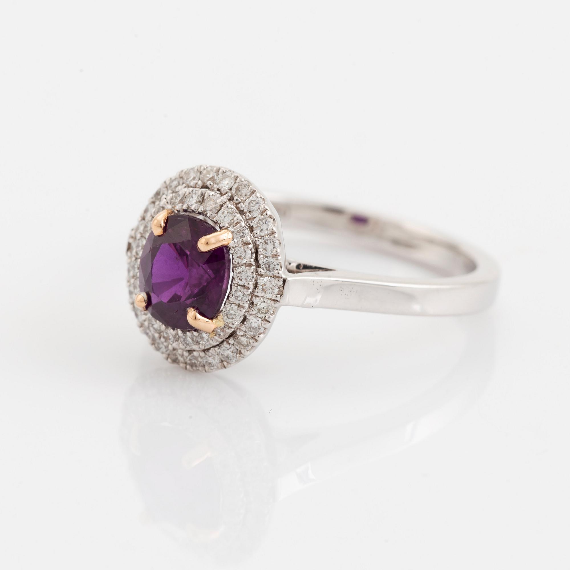 An 18K white gold ring set with a faceted ruby.