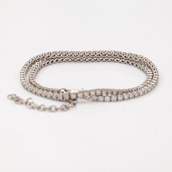 Tennishalsband/-armband, 14K vitguld, diamanter ca 5.10 ct tot. Med AIG-certifikat.