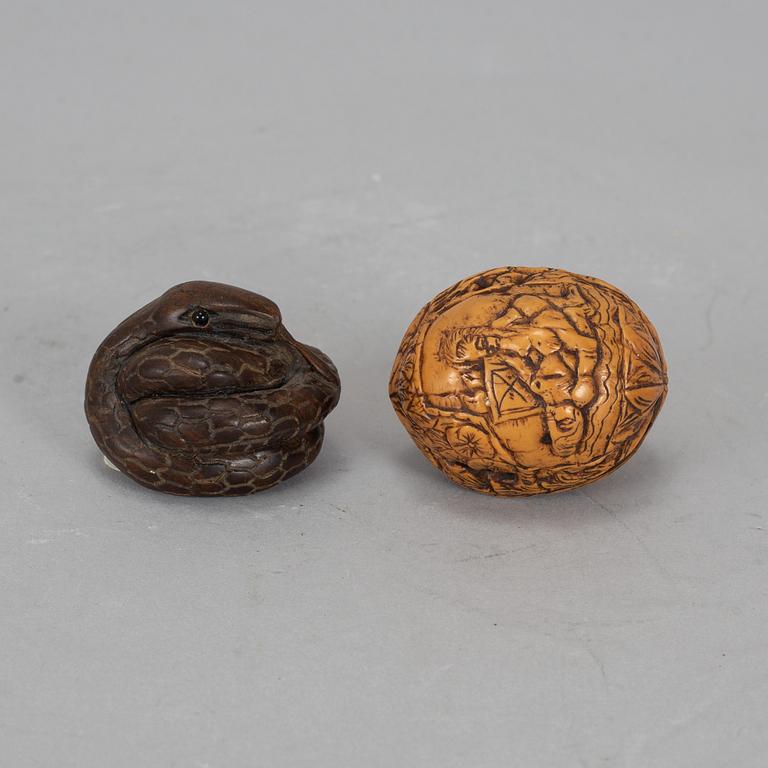 NETSUKE samt VALNÖT. Japan, 1900-tal.