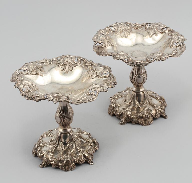 STRÖSKÅLAR, ett par, silver, Christoffer Creutz, Stockholm, 1861. Vikt 488 g.
