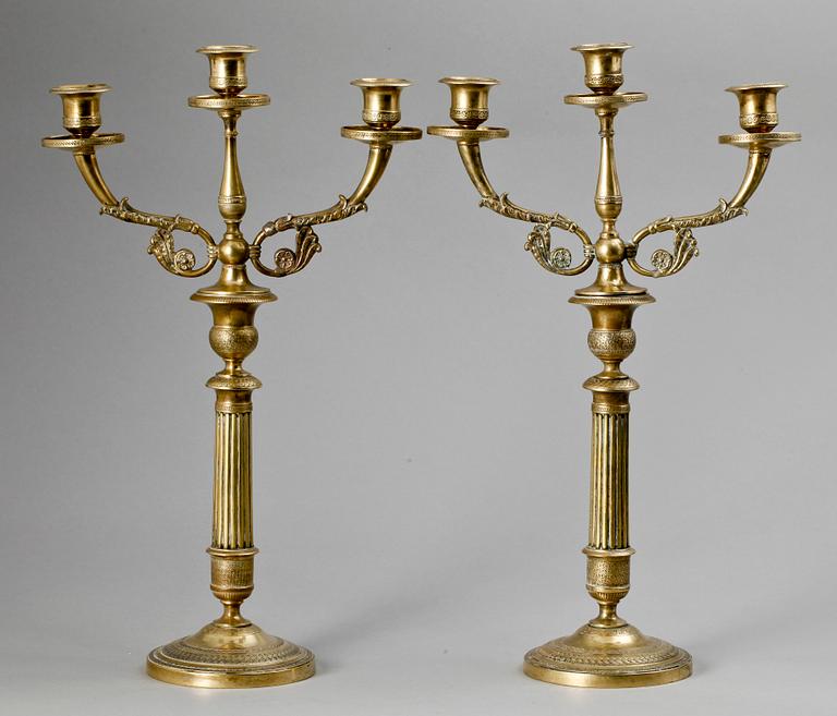 KANDELABRAR, ett par. Mässing. Empirestil, 1800-talets slut.