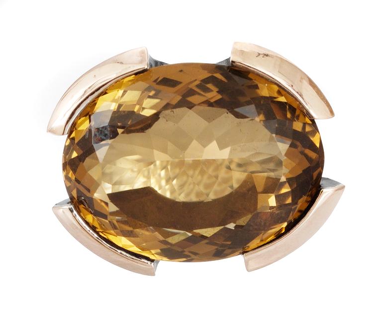 RING, set with large faceted citrine and four rose cut diamonds.