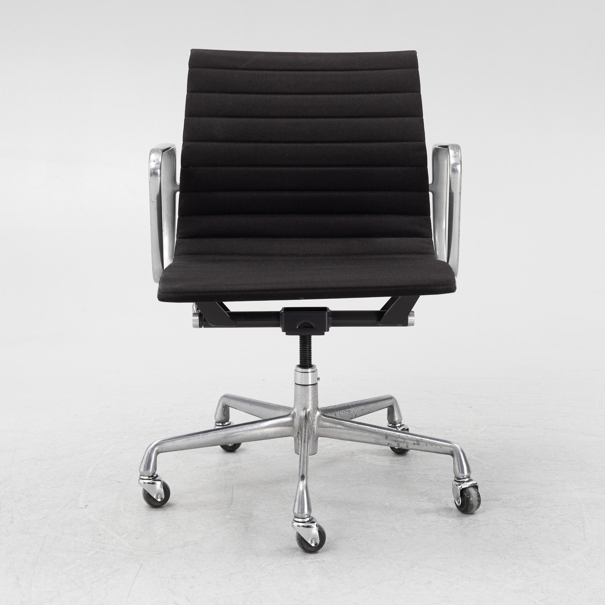 Charles & Ray Eames, swivel chair, 'EA 335', Norman Miller 1997.
